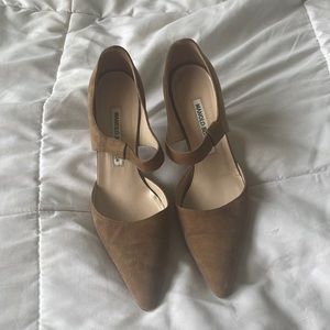 Beautiful vintage tan Manolo Blahnik heels